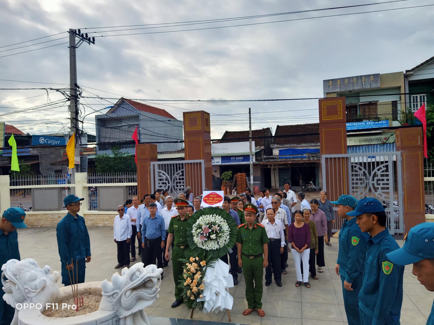 Cán bộ và nhân dân phường Đập Đá viếng Mộ Tập thể Sư đoàn 3 Sao Vàng