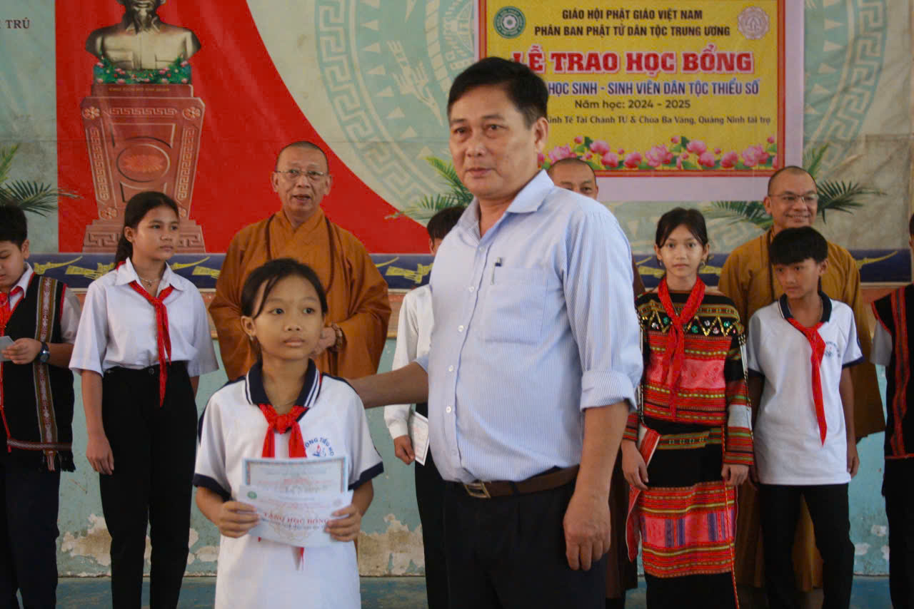 Trao học bổng cho các em học sinh có hoàn cảnh khó khăn