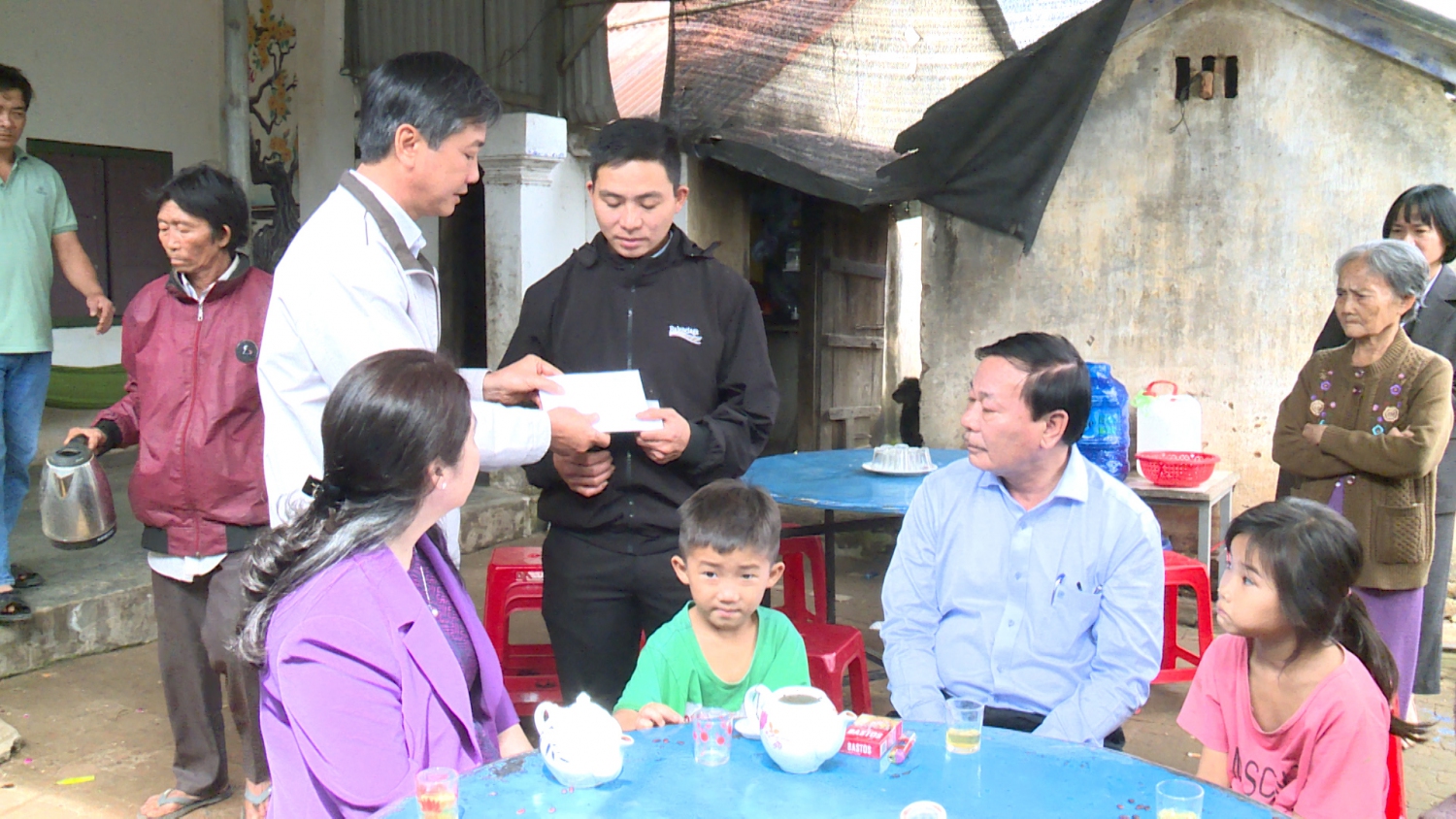 Đồng chí Huỳnh Cao Nhất - Phó Chủ tịch Ủy ban Mặt trận Tổ quốc Việt Nam tỉnh trao tiền hỗ trợ cho đại diện hộ gia đình