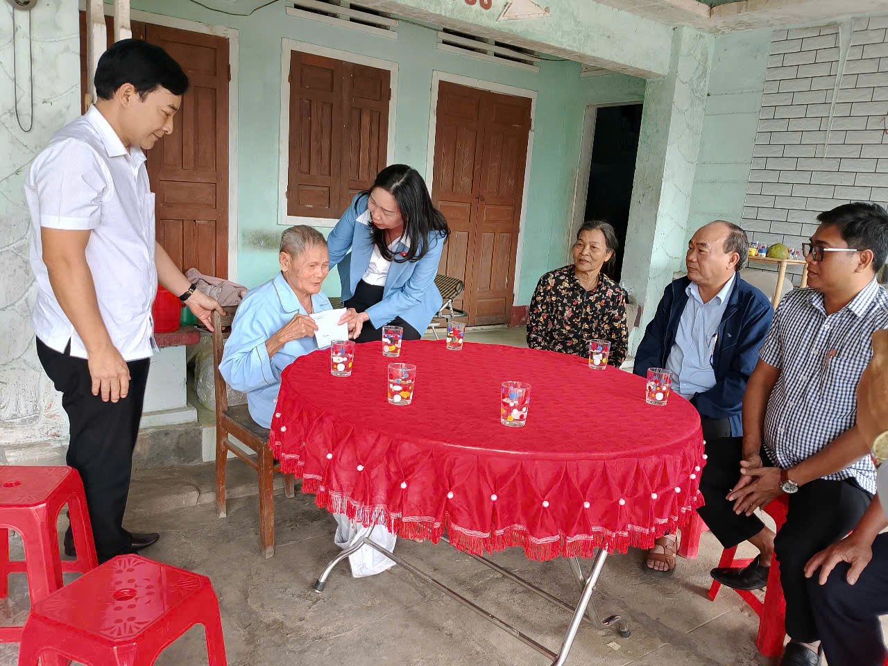 Đồng chí  Lý Tiết Hạnh - Tỉnh uỷ viên, Phó Trưởng Đoàn đại biểu Quốc hội tỉnh tặng quà người bị tù đày ông Trần Cộng - KP 3, TT Vân Canh,