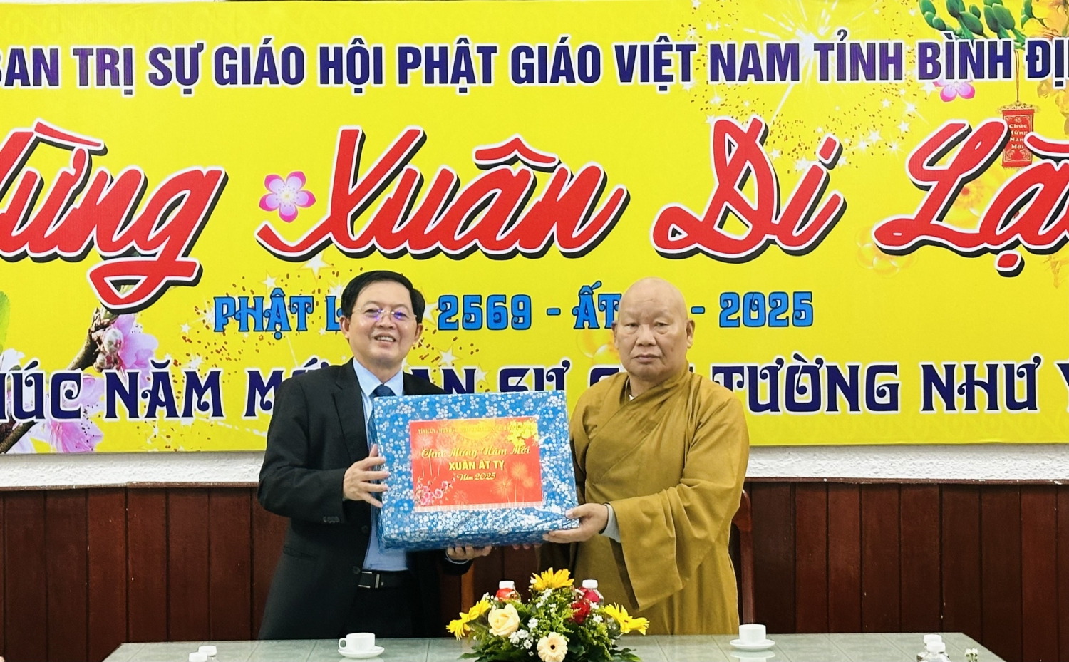 Bí thư Tỉnh ủy Hồ Quốc Dũng (thứ 4 từ trái qua) tặng quà Tết cho đại diện Tòa Giám mục Giáo phận Quy Nhơn. Ảnh: D.Đ