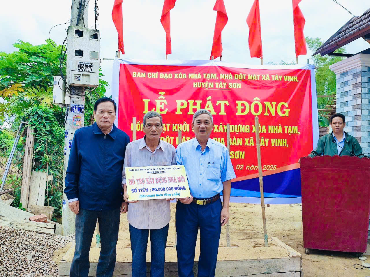 trao bang tuong trung cho ho ong dao tien sang o thon an vinh 2 xa tay vinh