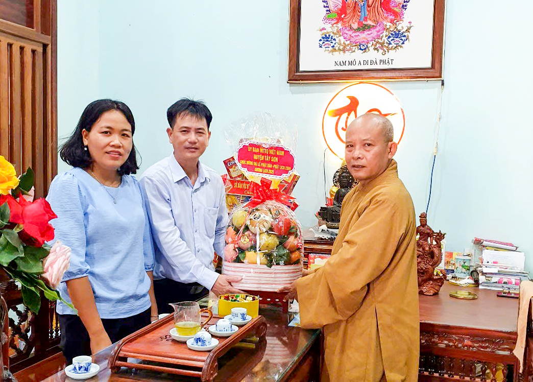 Ủy ban MTTQ Việt Nam huyện Tây Sơn thăm, chúc mừng Lễ Phật đản 2025